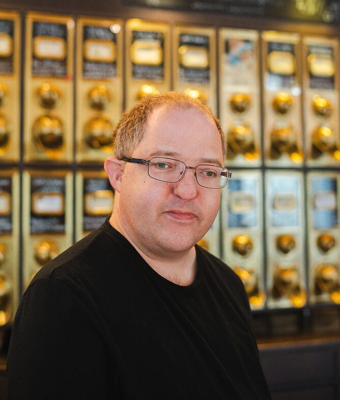 Lasse hinter der Theke im Cafe Ravensburg Innenstadt