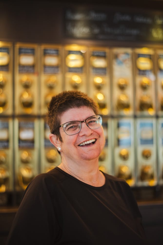 Ulrike im Cafe Ravensburg Innenstadt. Mit guter Laune und Herzlichkeit.