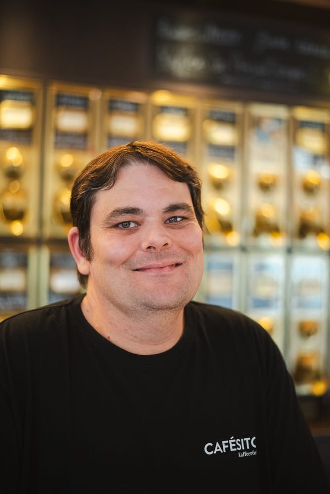 Gerrit im Cafe Ravensburg Innenstadt. Er ist ein Kaffeeliebhaber mit Leidenschaft und Erfahrung.