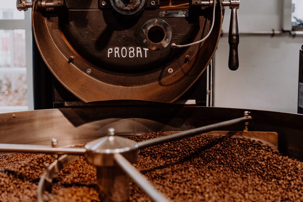 Traditionelle Trommelröstung mit frisch geröstetem Kaffee im Kühlsieb