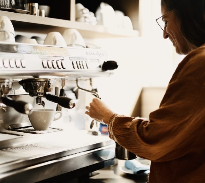 Barista bereitet Kaffee an der Siebträgermaschine in der Cafésito Kaffeerösterei zu