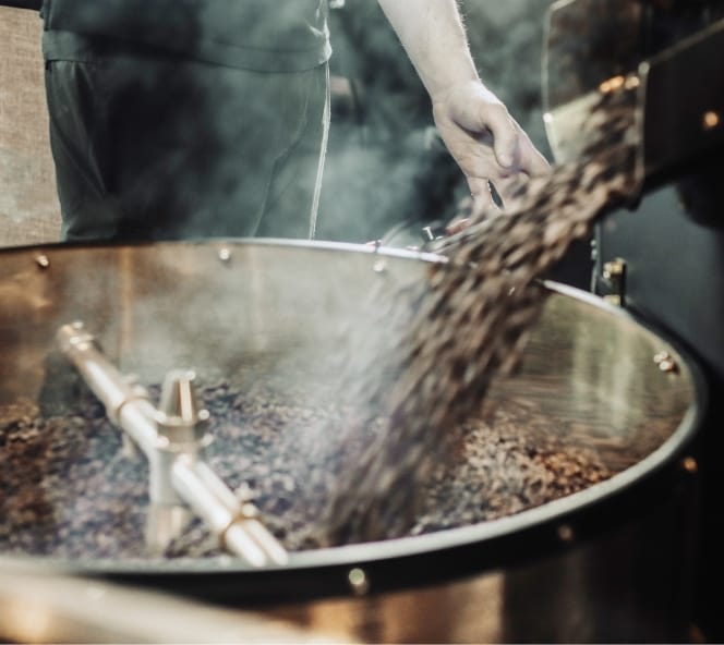 Handröstung von Kaffeebohnen in der Cafésito Kaffeerösterei im Allgäu