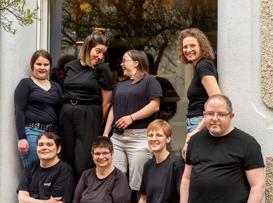 Das inklusive Team des CAFÉSITO, dem Café in Ravensburg. Eine herzliche Gruppe von Mitarbeitenden, die mit Leidenschaft Kaffee servieren und Gästen täglich ein Lächeln schenken und das Thema Inklusion leben.