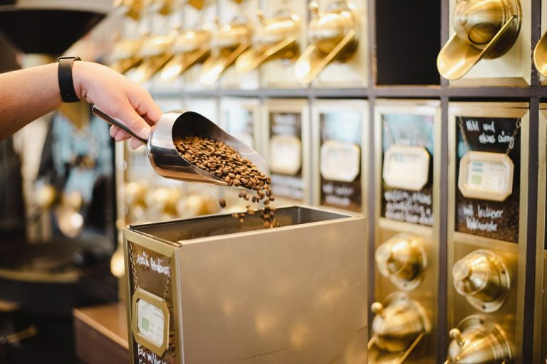 Frisch geröstete 100% Arabica Kaffeebohnen werden in der Cafésito Kaffeerösterei abgefüllt und für den Verkauf vorbereitet.
