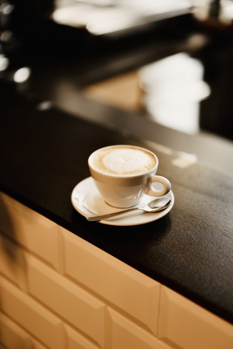 Eine Tasse Cappucchino auf einem Tresen zubereitet mit den Kaffeebohnen von Cafesito Kaffeerösterei für den Vollautomat