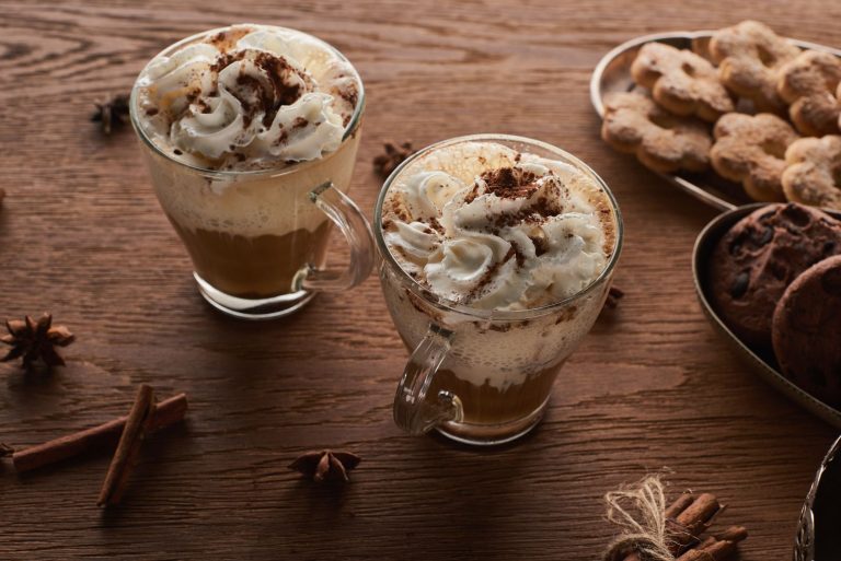 Zwei leckere Lebkuchen Latte nach dem Rezept von Cafesito Kaffeerösterei